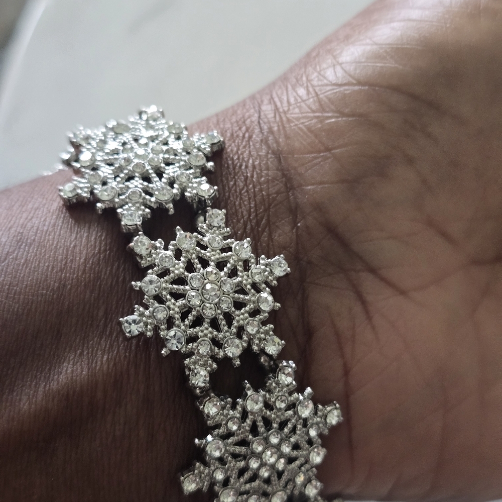 Macy's Snowflakes Silver Bracelet Rhinestones Women New - Picture 3 of 9